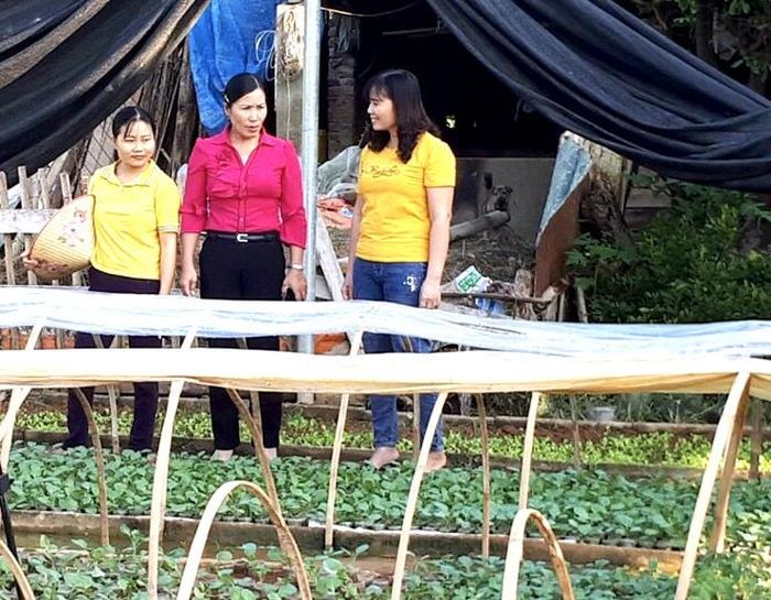 Chị Nông Thị Ngọc (ở giữa) thăm mô hình phát triển kinh tế của hội viên trong xã.