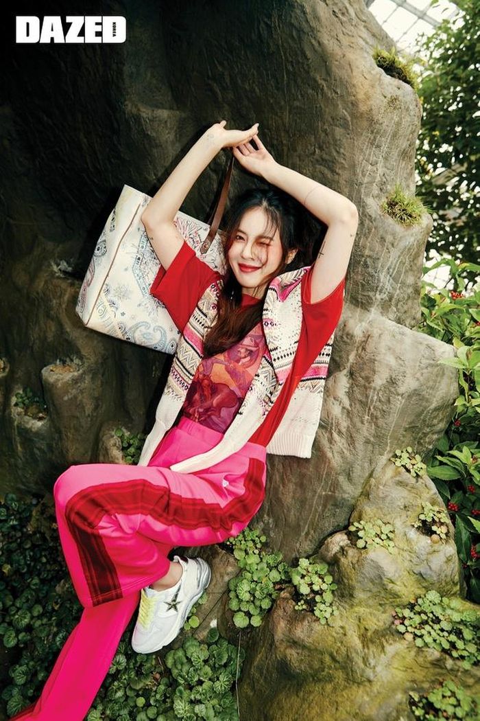 Theo HyunA, thời gian đầu cô ấn tượng vì bạn trai còn trẻ nhưng rất chín chắn. Cô thích E'Dawn nhưng không biết bày tỏ tình cảm của mình. Khi mới hẹn hò, hai nghệ sĩ phải giấu công ty, truyền thông cũng như fan. Cả hai không dám sánh đôi bên nhau mà chỉ có thể nhìn nhau qua cửa kính vì mỗi người đi một xe.