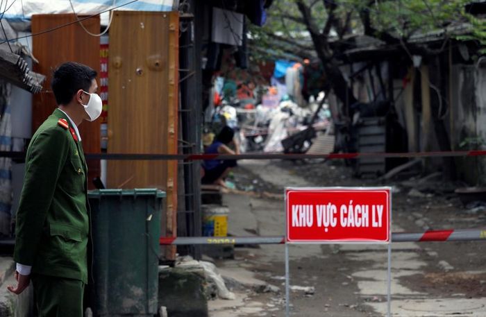  Phố Trúc Bạch, quận Ba Đình, Hà Nội, trong thời gian được cách ly sau khi xuất hiện ca nhiễm là du học sinh về từ Anh có đi qua vùng dịch ở Italy. Ảnh: Reuters. 