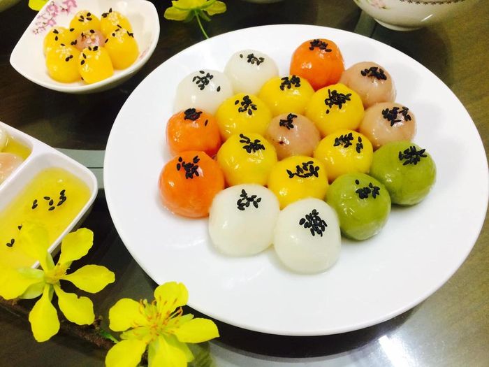  Bánh trôi có 3 phần chính là bột vỏ bánh, nhân bánh và nước đường. Vỏ bánh thường làm từ bột gạo nếp, bột gạo tẻ và nước. Để tạo nhiều màu sắc bắt mắt, bạn sử dụng các nguyên liệu hoàn toàn tự nhiên để nhuộm như màu đỏ từ ruột gấc, màu vàng hạt dành dành, bột matcha cho màu xanh, nâu của bột ca cao hay hồng củ dền… 