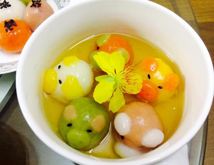 Đun nước sôi, cho những chiếc bánh nhỏ xinh vào nấu. Khi bánh nổi lên trên mặt nước thì vớt ra và ngâm trong nước nguội cho săn lại. Cuối cùng, vớt bánh bày vào đĩa, đổ nước đường và cho thêm hạt mè là có thể thưởng thức hương vị ngọt thanh của thứ bánh truyền thống này.
