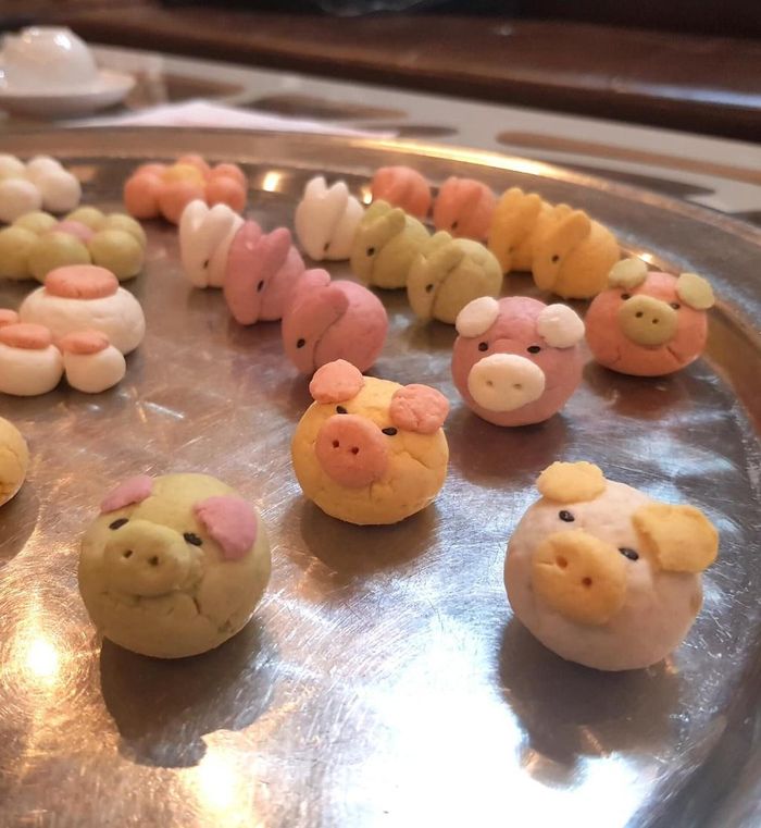 Công đoạn thể hiện sự khéo léo và sáng tạo là tạo hình bánh. Trước hết, với bánh trôi nhỏ tròn thông thường, bạn lấy một phần bột, vo tròn, đập dẹp và cho nhân vào bọc lại. Tiếp đó, bạn thỏa sức tạo hình hoa, quả, con vật độc đáo với việc kết hợp 2 hay nhiều màu bột mà mình đã chuẩn bị từ trước. 