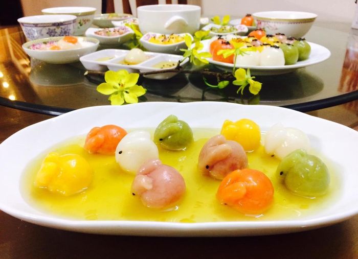 Những đĩa bánh cầu kỳ vừa an toàn vệ sinh thực phẩm, vừa bắt mắt, thẩm mỹ cao, ấn tượng hơn hẳn so với những đĩa bánh trắng ngần bình thường. 