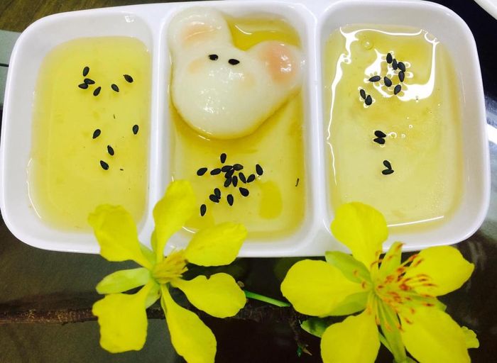  Phần nhân bánh có 2 loại chính là đường phên viên nhỏ hình hạt lựu hoặc đậu xanh xay nhuyễn đồ chín với đường. Với nước đường ăn cùng bánh trôi, bạn chuẩn bị các nguyên liệu bao gồm đường, lá dứa và gừng. Đổ nước và các thành phần này vào nồi, sau đó đun lửa nhỏ cho đến khi nước đường sệt lại. 
