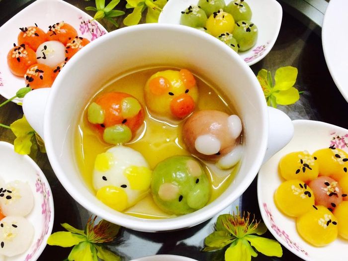  Thay vì làm những đĩa bánh đơn điệu như mọi năm, bạn có thể thổi làn gió mới cho ngày lễ truyền thống của gia đình năm nay bằng việc sáng tạo bánh có màu sắc đa dạng và tạo hình thú vật ngộ nghĩnh, thu hút trẻ con. 