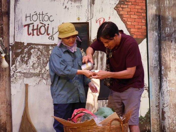 Vân Anh và Đoàn Thanh Tài trong vở “Sài Gòn có một ngã tư”. Ảnh: H.K