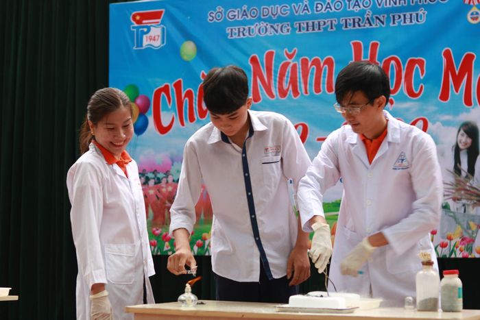 Cô Hà Thị Hạnh và học sinh Trường THPT Trần Phú (Vĩnh Phúc) 