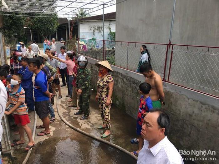 Rất đông người dân đã nỗ lực tham gia dập lửa. Ảnh: Ngọc Phương