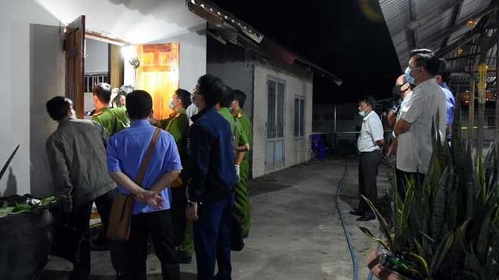 Nhiều người đến hiện trường vụ án theo dõi.