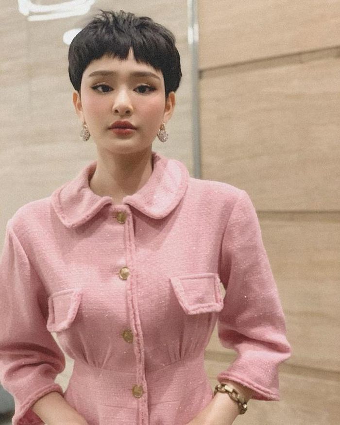 Giọng ca sinh năm 1997 sở hữu ngoại hình ưa nhìn và nước da trắng hồng.