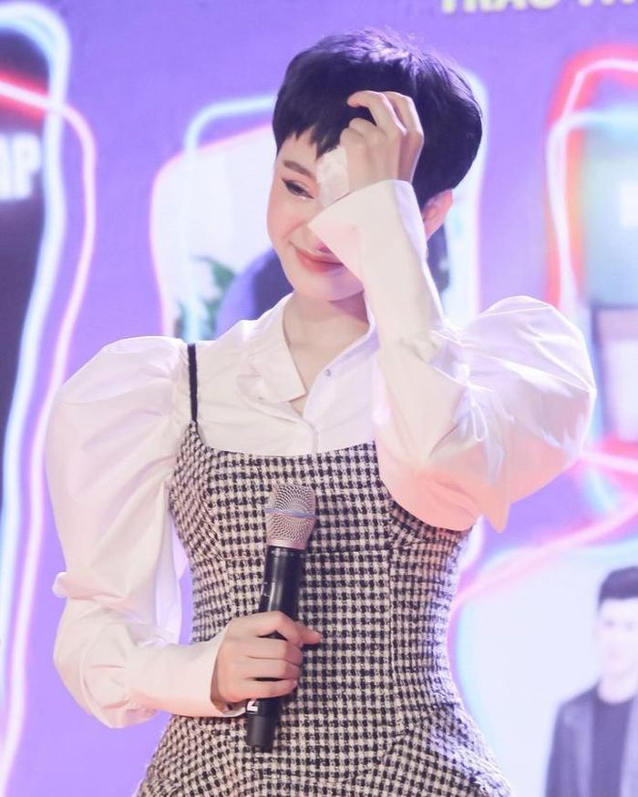 Hiền Hồ xuất hiện với vẻ ngoài khác lạ, khuôn mặt có phần sưng phù so với trước.