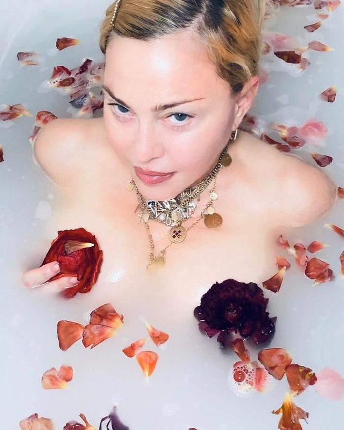 Mới đây, hình ảnh nude táo bạo trong bồn tắm của giọng ca Like A Virgin khiến dân mạng chú ý, Madonna được cho là sử dụng chất làm đầy để giữ làn da luôn mịn màng và căng bóng. 