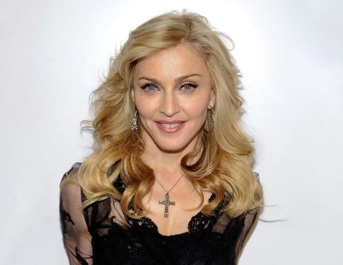  Chia sẻ với tờ Marie Claire vào tháng 9/2012, Madonna cho biết bí quyết làm đẹp của bà là duy trì từ bên trong chứ không chỉ chăm chút làn da bên ngoài. "Nữ hoàng nhạc pop" chủ động việc tiếp oxy cho da, rửa mặt với nước lạnh mỗi sáng, sử dụng mỹ phẩm nguồn gốc tự nhiên, không make-up quá nhiều để tránh tình trạng lỗ chân lông bị tắc nghẽn... 