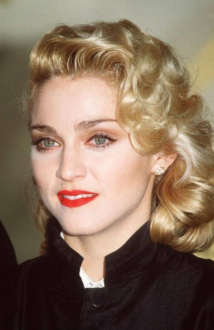 Năm 1992, giọng ca 4 Minutes gây thổn thức với vẻ ngoài bỗng dịu dàng, nữ tính khi make-up tông môi đỏ cam, để tóc dài với những nét xoăn nhẹ. Đến năm 1996, Madonna duy trì hình ảnh này nhưng được khen ngợi cuốn hút hơn hẳn. 