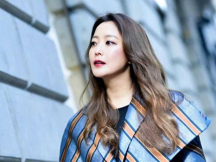 Bộ phim kỳ ảo Alice đánh dấu sự trở lại màn ảnh nhỏ sau thời gian dài vắng mặt của cả Joo Won lẫn Kim Hee Sun. Đây là phim đầu tiên của tài tử kể từ sau khi anh xuất ngũ hồi đầu 2019. Còn Kim Hee Sun cũng chưa góp mặt trong dự án điện ảnh hay truyền hình nào kể từ Room No. 9 (2018). 