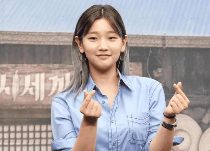  Sau màn cameo chớp nhoáng trong tập cuối của Itaewon Class, Youth Record là bộ phim truyền hình tiếp theo mà Park Bo Gum tham gia. Bộ phim cũng có sự góp mặt của Park So Dam - nữ diễn viên vụt sáng với vai cô con gái nhà Kim ở Parasite (2019). 