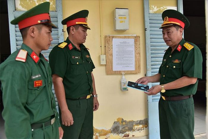  Cán bộ lữ đoàn kiểm tra công tác phòng, chống dịch tại đơn vị. 