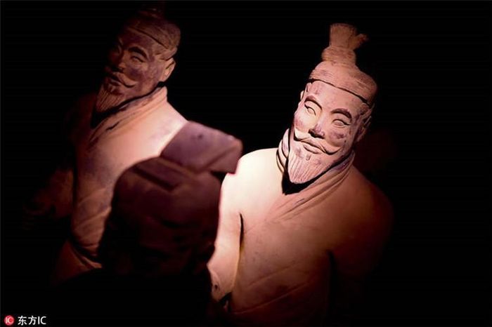 Thêm nữa, tượng binh sĩ đất nung tại nơi yên nghỉ ngàn thu của Tần Thủy Hoàng có kích thước tương đương người thật. Mỗi người có những chi tiết riêng về kiểu tóc, trang phục, vũ khí...