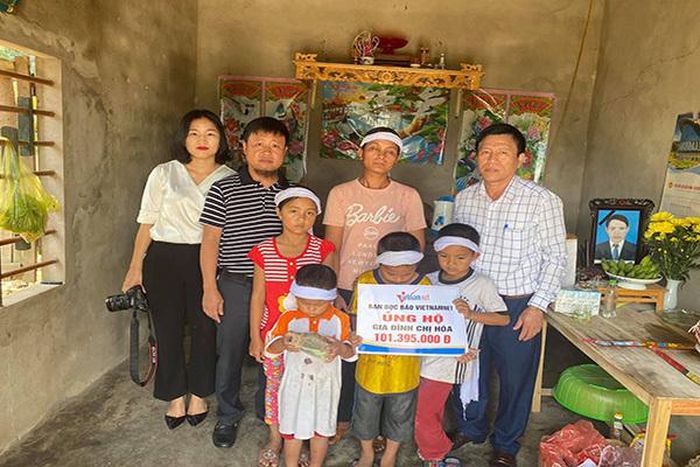 Trao hơn 100 triệu đến hai đứa trẻ mồ côi cha ở Hà Tĩnh