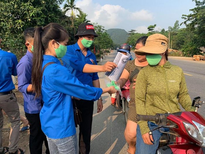 Các đoàn viên thanh niên Xã đoàn Cam Thành phát khẩu trang cho người dân - Ảnh: Trúc Phương