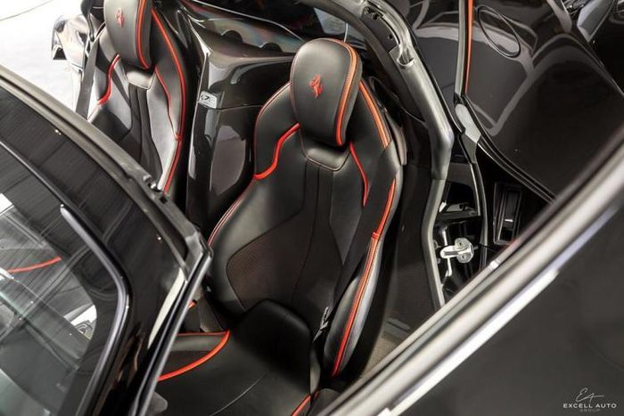 Để giảm thiểu “cân nặng” cho LaFerrari Aperta, các kĩ sư tại Ferrari đã trang bị cho mẫu hypercar này với phần khung xe được làm hoàn toàn từ sợi carbon siêu nhẹ. Ngoại thất của LaFerrari Aperta gây ấn tượng mạnh mẽ nhờ những đường nét thiết kế đầy quyến rũ đậm chất Ferrari, đầu xe vuốt nhọn về phía trước hình thành nên hai hốc gió lớn, bên hông là sự xuất hiện của hai khe gió cỡ lớn lấy gió làm mát cho khối động cơ V12.