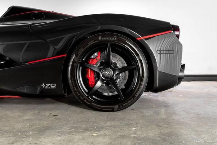 Đa phần những chiếc Ferrari lăn bánh ra khỏi nhà máy đều mang trên mình lớp sơn đỏ Rosso Corsa truyền thống hoặc lớp sơn vàng Giallo Modena trứ danh, điều này giúp cho những chiếc Ferrari giữ giá hơn sau khi chủ nhân muốn bán lại, đồng thời khiến cho những chiếc Ferrari với những lớp sơn khác trở nên độc đáo hơn.