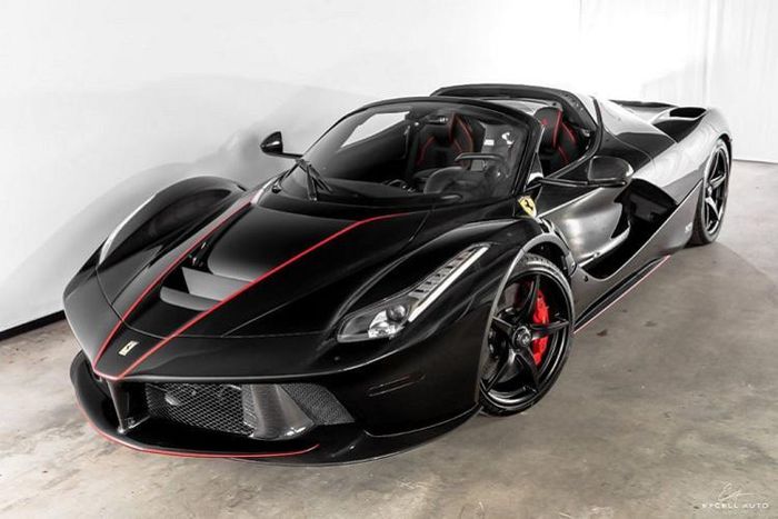 Được vén màn tại triển lãm Paris Motorshow 2016, Ferrari LaFerrari Aperta mui trần chính là biến thể của Coupe, khác với phiên bản Coupe vốn dĩ chỉ có 500 xe xuất xưởng (chiếc thứ 500 được sản xuất thêm để đấu giá vì mục đích từ thiện), LaFerrari Aperta chỉ được sản xuất đúng 210 chiếc và chiếc cuối cùng cũng được đấu giá vì mục đích tương tự.