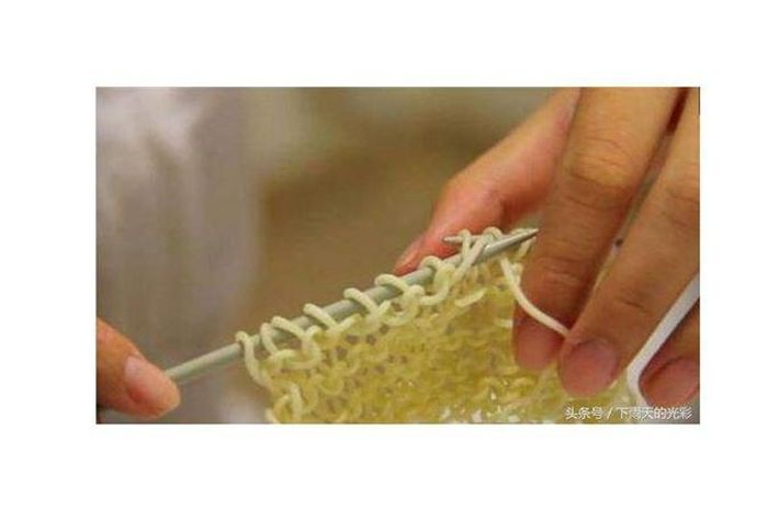 Tình cảm của cô gái dành cho chàng trai chắc hẳn là kiểu"lạt mềm buộc chặt" giống y như chiếc khăn mì tôm này?