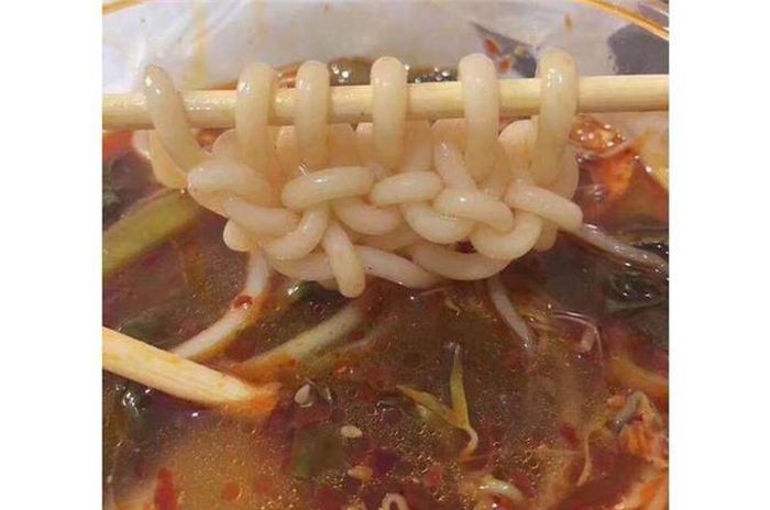 Cách đây không lâu, một cô bạn lầy lội cũng trổ tài đan khăn từ sợi bún bò khiến dân mạng được phen cười sặc sụa.