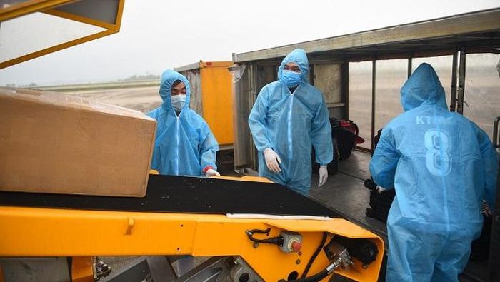Mọi nhân viên sân bay đều phải mặc trang phục bảo hộ để đảm bảo an toàn.