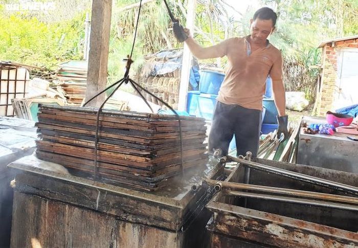 "Lò có nhiệt độ cao, cá được hấp liên tục từ 3-5 phút tùy loại. Cá cơm tươi tôi thu mua 15-20 nghìn đồng/kg, sau khi hấp và phơi khô thì bán với giá 100-120 nghìn đồng/kg. Khoảng 3-4kg cá cơm tươi mới cho 1 kg cá khô", anh Minh nói và cho biết, nghề này không khó nhưng đòi hỏi người phụ trách lò có khả năng chịu nóng nhiều giờ liền.