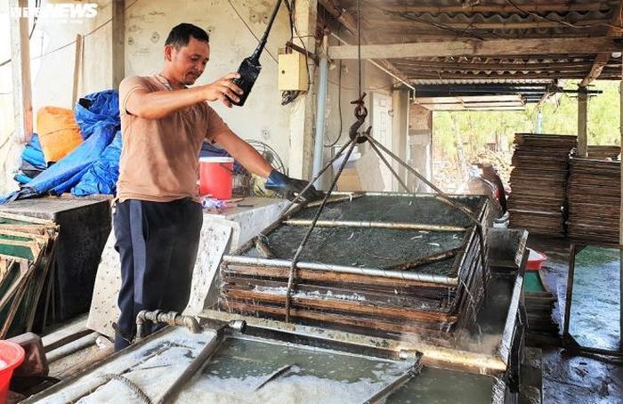 Xã biển này có hàng chục lò hấp cá. Cơ sở của anh Nguyễn Văn Minh (44 tuổi, thôn Tân An) thuộc loại có quy mô lớn nhất.