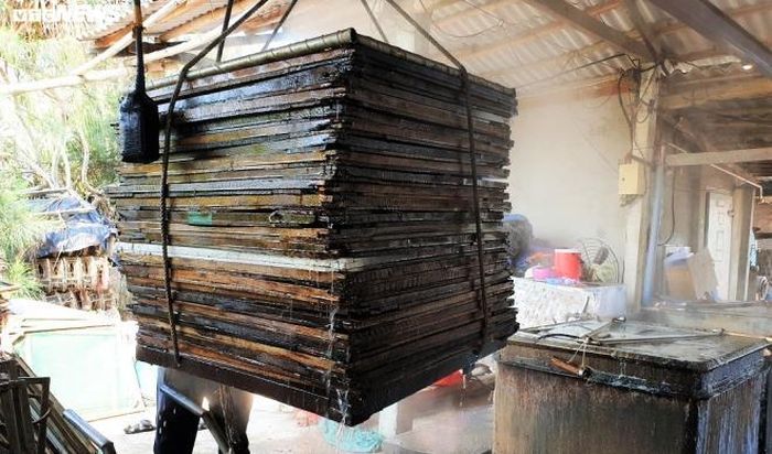 Trước khi đưa vào lò hấp, người ta xếp các vỉ cá chồng lên nhau, có tới hơn 20 lớp.