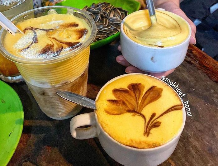  Cà phê trứng ngon hơn khi được thưởng thức lúc còn ấm. Lớp cà phê đậm đà thường được cho vào đáy cốc, sau đó là lớp trứng đánh kem sánh mịn phủ bên trên. Khi thưởng thức, bạn có thể trộn đều 2 thành phần này để vị đắng, ngọt, béo được hòa quyện. Ảnh: Mokhoet_hanoi. 