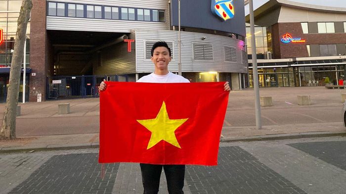 Văn Hậu không đeo khẩu trang tại Hà Lan