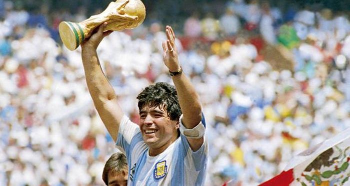 Maradona đương nhiên có tên trong đội hình này