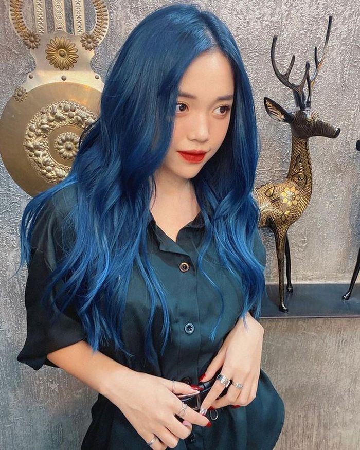 Linh Ngọc Đàm chi "mạnh tay" 16 triệu để "sắm" bộ tóc màu xanh bắt trend. (Ảnh: FBNV)