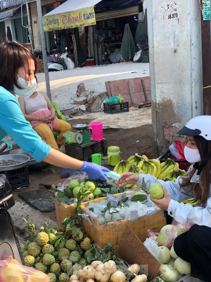 Tiểu thương rất cần sản phẩm để đôi tay sạch sẽ khi buôn bán cho khách.