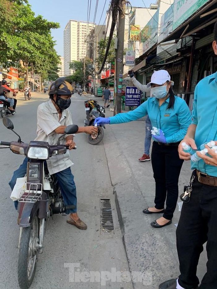 Nhiều người còn xin thêm cho người thân, ai cũng cảm kích món quà nhiều ý nghĩa này.Photo: ..