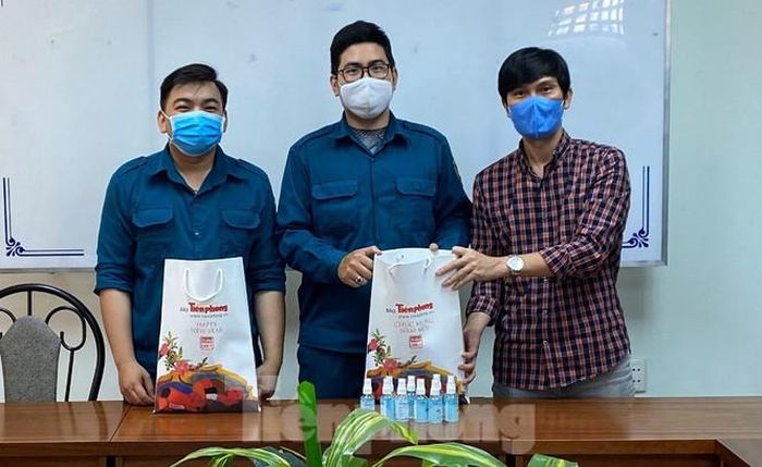 Trước đó, thông qua báo Tiền Phong, TiTiOne cũng gửi tặng 500 chai nước rửa tay nhanh đến UBND P.8, Q.3, TPHCM để hỗ trợ cán bộ, công nhân viên, người lao động nơi đây có thêm công cụ bảo vệ sức khỏe.