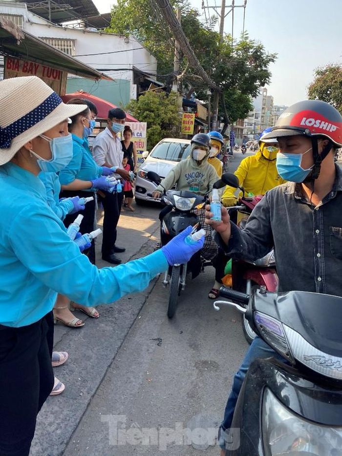 Chiều ngày 26/3, nhiều người đi đường ở khu vực Nguyễn Xí - Nơ Trang Long, gần Bến xe Miền Đông, quận Bình Thạnh ngạc nhiên và vui mừng khi được tặng nước rửa tay miễn phí. Đây là sản phẩm của công ty mỹ phẩm TiTiOne nhằm giúp người dân có thêm sản phẩm bảo vệ trong dịch COVID-19.