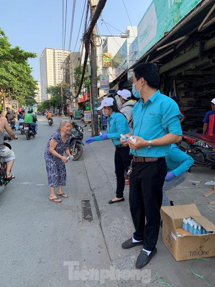 Đơn vị này còn đến tỉnh Trà Vinh, tặng 500 chai nước rửa tay đến các trường học và cơ sở y tế nơi đây.