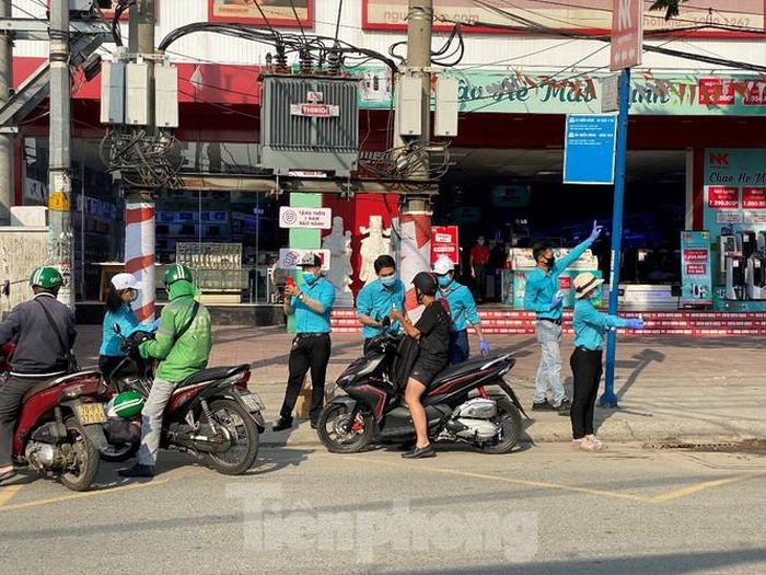 Trước đó, 1.000 sản phẩm được đưa đến UBND P.13, Q.Bình Thạnh tặng người dân