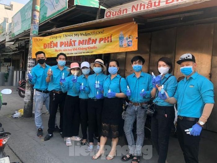 Không chỉ tặng trực tiếp, 1000 chai nước rửa tay nhanh còn được tặng online dành cho khách hàng có nhu cầu. Theo đó, chỉ cần nhắn tin trên Fanpage của công ty sẽ được nhận ngay chai gel rửa tay 300ml tận nhà.