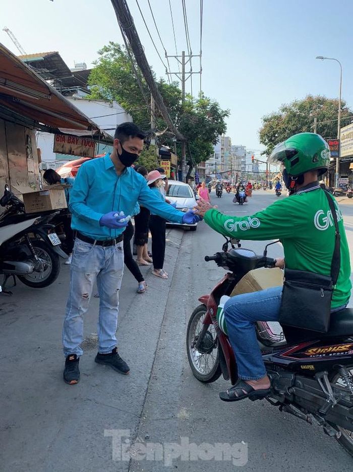 Hơn 1.000 chai nước rửa tay khô được trao tận tay người đi đường. Anh Linh (tài xế công nghệ) mừng, chia sẻ: "Đỡ quá, giờ tôi có thể yên tâm hơn với đôi tay luôn sạch khuẩn khi đi làm".