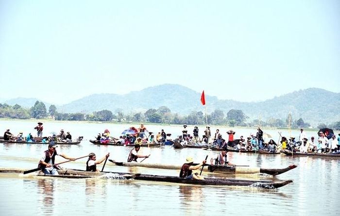 Sôi động đua thuyền độc mộc