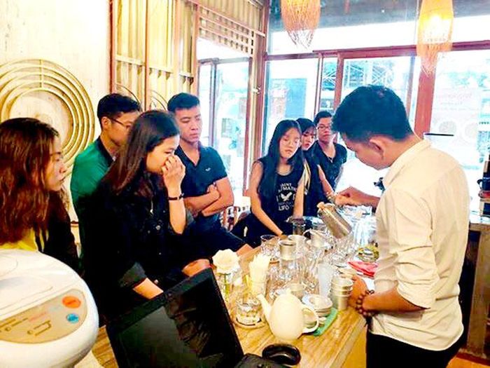 Ông chủ 9X hướng dẫn nhân viên pha chế cà phê