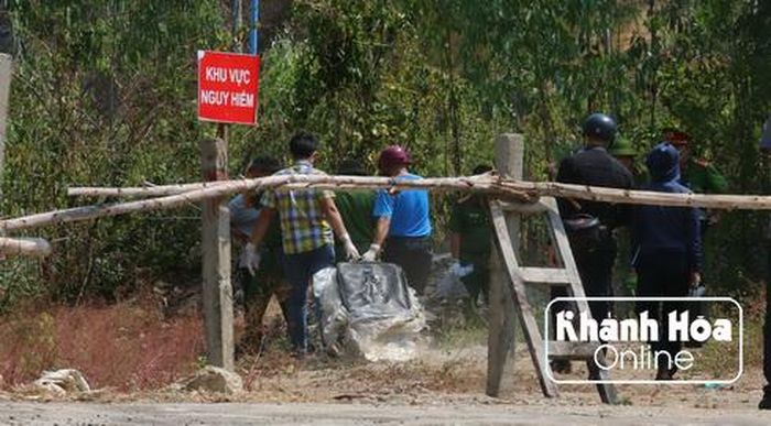 Chiếc vali du lịch màu đen chứa thi thể nghi là nữ giới