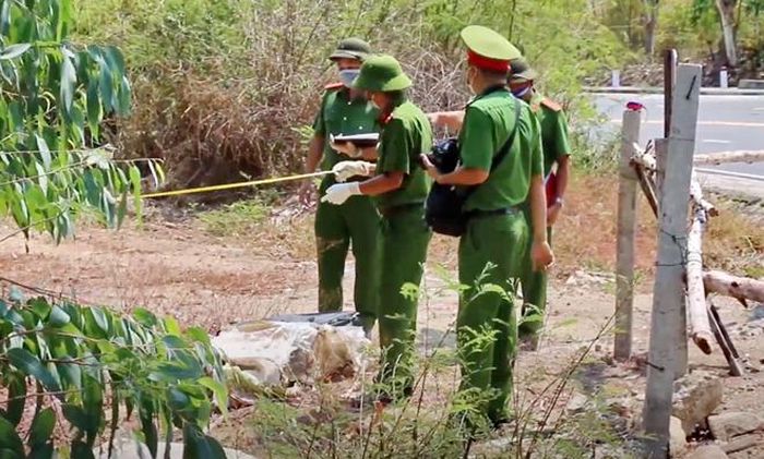 Cơ quan CSĐT Công an tỉnh Khánh Hòa phong tỏa khu vực tìm thấy xác chết trong vali để tiến hành khám nghiệm hiện trường và tử thi. Ảnh : Hữu Toàn