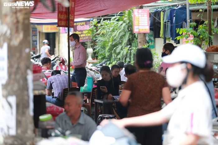 Các hàng quán vẫn đón khách như ngày thường, lượng khách tập trung đông nhất từ 8-9h sáng.